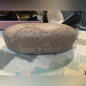 Sunglasses box vantage design texture